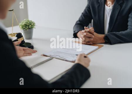 Gute Service-Zusammenarbeit, Beratung von Geschäftsfrau und männliche Anwalt oder Richter Berater mit Team-Treffen mit Kunden, Recht und Rechtsberatung Stockfoto