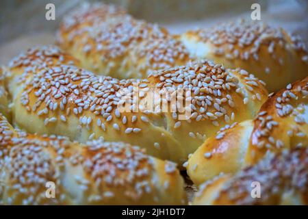 Frisch gebackenes Croissant, hausgemachtes Gebäck mit Sesam Stockfoto