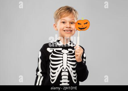 Fröhlicher Junge im halloween Kostüm mit Jack-o-Laterne Stockfoto