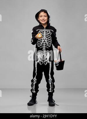 Junge mit Süßigkeiten und Taschenlampe an halloween Stockfoto