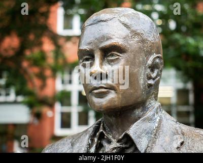 Kopf und Schultern des Alan Turing Memorial in Sackville Garden Manchester England Stockfoto