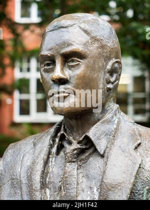 Kopf und Schultern des Alan Turing Memorial in Sackville Garden Manchester England Stockfoto