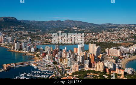 Luftdrohnenansicht vom Penon de Ifach Felsen auf malerischer Sicht Bucht des Mittelmeers, Bergkette, Stadtlandschaft, Costa Blanca, Spanien Stockfoto