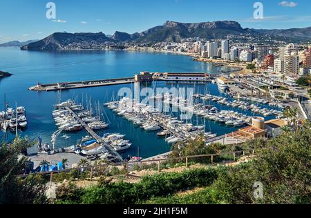 Festgefahrenen Nautikern Yachten Motorboote im Yachthafen von Calpe Resort Stadt in Südspanien. Provinz Alicante Stockfoto