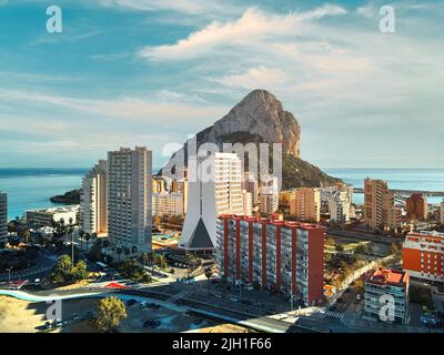 Drone Luftaufnahme beeindruckenden Felsen "Penon de lfach in der Resort City von Calpe. Costa Blanca, Spanien Stockfoto