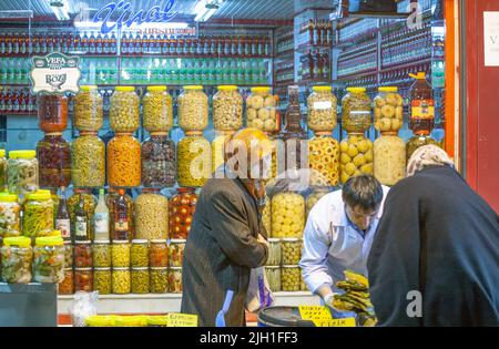 Traditionelle türkische Gurken mit verschiedenen Obst- und Gemüsesorten zum Verkauf in istanbul Stockfoto