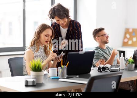 Geschäftsteam oder Startupper, die im Büro arbeiten Stockfoto
