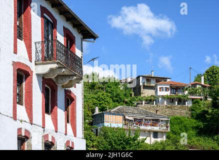 Traditionelle Häuser im Dorf Zagora. An den östlichen Hängen des Pelion-Gebirges, Halbinsel Pelion, Thessalien, Griechenland. Stockfoto