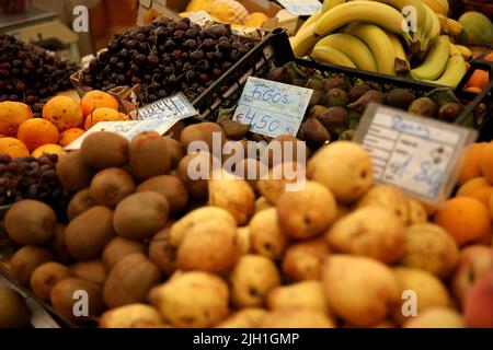 Lissabon, Portugal. 13.. Juli 2022. Früchte werden am 13. Juli 2022 auf einem Markt in Cascais, Portugal, verkauft. Der portugiesische Verbraucherpreisindex (VPI), ein Hauptindizes für die Inflation, stieg im Juni im Vergleich zum Vorjahr um 8,7 % und erzielte damit das höchste Tempo seit Dezember 1992, wie aus den am Dienstag vom Nationalen Statistikinstitut (INE) veröffentlichten Daten zu ersehen ist. (Bild: © Pedro Fiuza/ZUMA Press Wire) Stockfoto