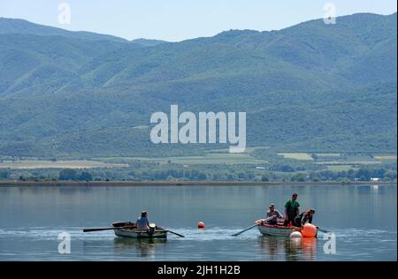 Bootsführer, die am Volvi-See im Dorf Mikri Volvi auf der Chalkidiki-Halbinsel arbeiten, in Mazedonien, Nordgriechenland. Der Volvi-See ist der Stockfoto