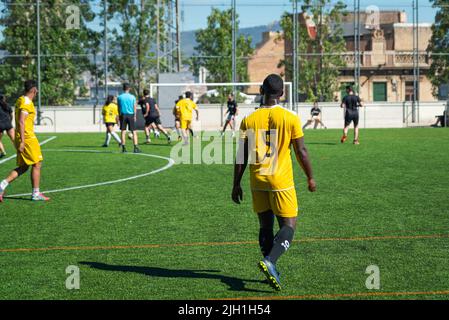 Junge afrikanische Migranten spielen Fußball während eines Trainings, das die Ong SSB am 19. Januar 2021 in Barcelona, Spanien anbietet. Der Ong nutzt Sport, um inte zu fördern Stockfoto