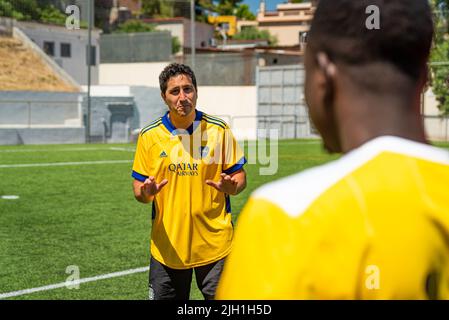 Junge afrikanische Migranten spielen Fußball während eines Trainings, das die Ong SSB am 19. Januar 2021 in Barcelona, Spanien anbietet. Der Ong nutzt Sport, um inte zu fördern Stockfoto