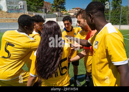 Junge afrikanische Migranten spielen Fußball während eines Trainings, das die Ong SSB am 19. Januar 2021 in Barcelona, Spanien anbietet. Der Ong nutzt Sport, um inte zu fördern Stockfoto