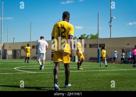 Junge afrikanische Migranten spielen Fußball während eines Trainings, das die Ong SSB am 19. Januar 2021 in Barcelona, Spanien anbietet. Der Ong nutzt Sport, um inte zu fördern Stockfoto