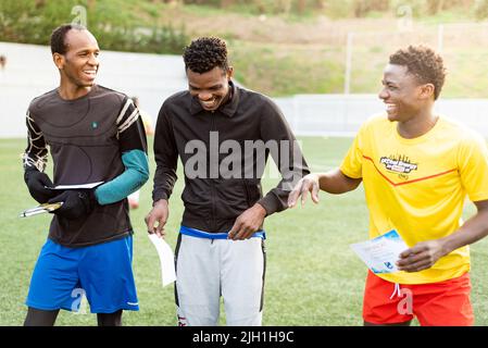 Junge afrikanische Migranten spielen Fußball während eines Trainings, das die Ong SSB am 19. Januar 2021 in Barcelona, Spanien anbietet. Der Ong nutzt Sport, um inte zu fördern Stockfoto