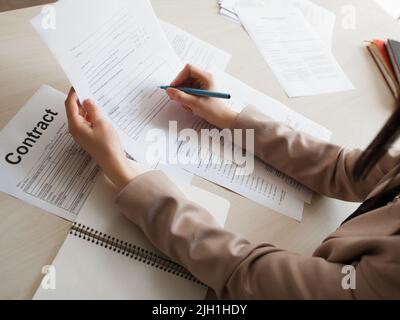 Frau Unterzeichnung Arbeitsvertrag Stockfoto