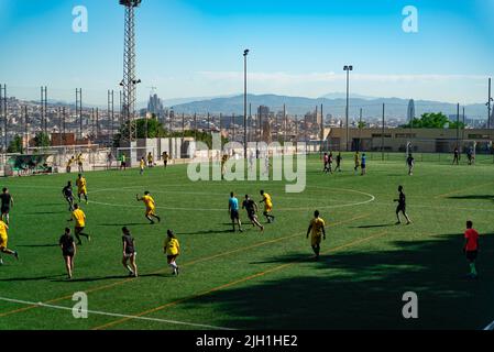 Junge afrikanische Migranten spielen Fußball während eines Trainings, das die Ong SSB am 19. Januar 2021 in Barcelona, Spanien anbietet. Der Ong nutzt Sport, um inte zu fördern Stockfoto