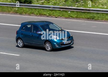 2015 blauer Nissan Micra Acenta 1198cc 5-Gang-Schaltgetriebe; unterwegs auf der M6 Motorway, Manchester, Großbritannien Stockfoto