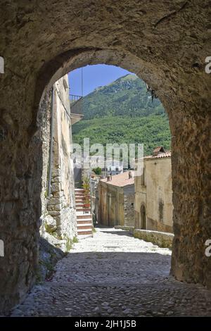 Eine schmale Straße durch einen Bogen im Dorf San Donato Val di Comino in der Nähe von Rom, Italien Stockfoto