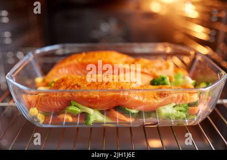 Essen Kochen in Backform im Ofen zu Hause Stockfoto