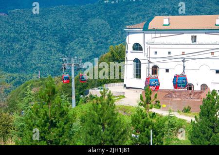 Sotschi, Russland - 30. August 2021: Seilbahn Krasnaya Polyana Stockfoto