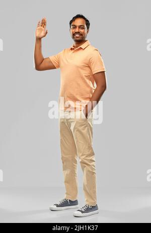 Porträt eines glücklich lächelnden jungen indischen Mannes Stockfoto