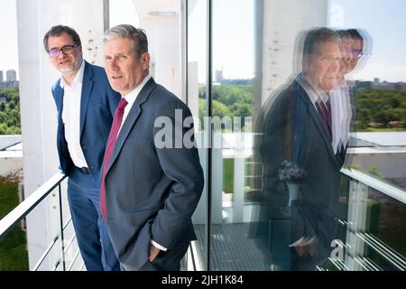 Arbeitsleiter Sir Keir Starmer (rechts) trifft im Rahmen seines zweitägigen Deutschlandbesuchs mit dem deutschen Bundeskanzler Olaf Scholz im Bundeskanzleramt in Berlin den Bundesminister für besondere Angelegenheiten, Wolfgang Schmidt. Bilddatum: Donnerstag, 14. Juli 2022. Stockfoto