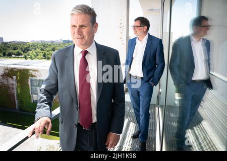 Arbeitsleiter Sir Keir Starmer (links) trifft im Rahmen seines zweitägigen Deutschlandbesuchs mit dem deutschen Bundeskanzler Olaf Scholz den Bundesminister für Sonderangelegenheiten, Wolfgang Schmidt, im Bundeskanzleramt in Berlin. Bilddatum: Donnerstag, 14. Juli 2022. Stockfoto