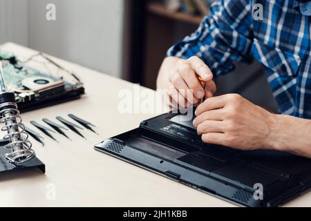 Demontage des Laptops in der Werkstatt, Nahaufnahme Stockfoto