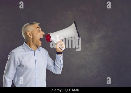 Laut aufgeregt Mann mit Lautsprecher machen große Ankündigung Stockfoto