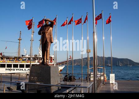 Mustafa Kemal Atatürk Denkmal in Marmaris. Atatürk Platz im Zentrum von Marmaris Stadt in der Türkei. Türkei, Marmaris - 5. September 2021 Stockfoto