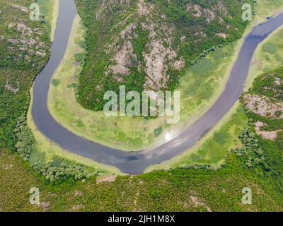 Schlucht des Flusses Crnojevica in der Nähe der Küste des Skadar-Sees. Einer der berühmtesten Ausblicke auf Montenegro. River macht eine Wendung zwischen den Bergen und Stockfoto