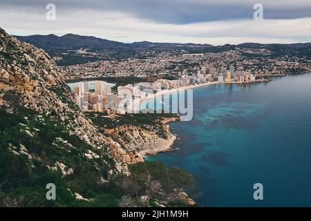Drohnenansicht der Küste des Calpe Resorts Stadtbild an der Costa Blanca.Stadt in Comarca der Provinz Marina Alta von Alicante, Spanien Stockfoto