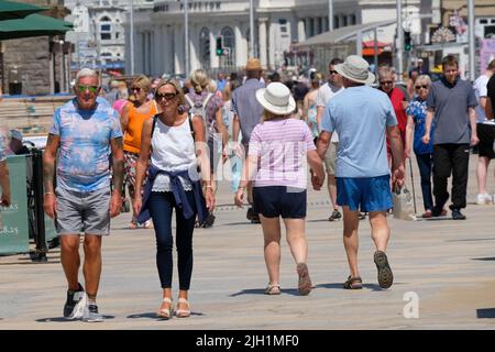 Weston-super-Mare, Großbritannien. 14.. Juli 2022. Sonnig und heiß in Weston. Schöner Tag zum Bummeln auf der Promenade. Kredit: JMF Nachrichten/ Alamy Live Nachrichten Stockfoto