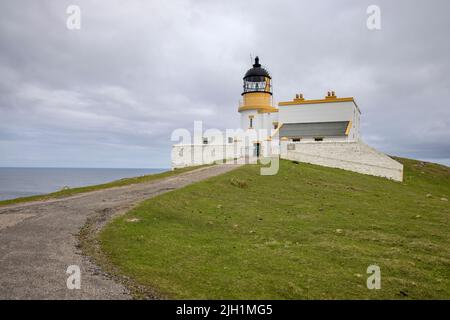 der stoer Leuchtturm wurde 1870 an der nordwestlichen Küste schottlands erbaut Stockfoto