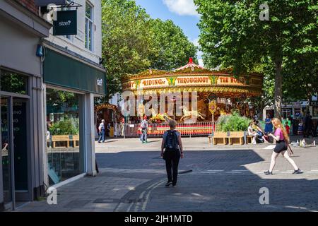 Festlandpferde auf einer traditionellen Karussellfahrt in York, North Yorkshire, England, Großbritannien Stockfoto