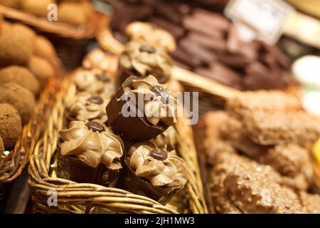 Schokoladentrüffelkugeln auf dem Marktschalter Stockfoto