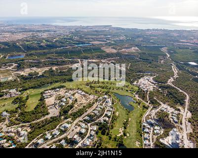 Eine Luftaufnahme des spanischen Las Colinas Golfplatzes mit modernen Luxusvillen und der umliegenden Landschaft Stockfoto