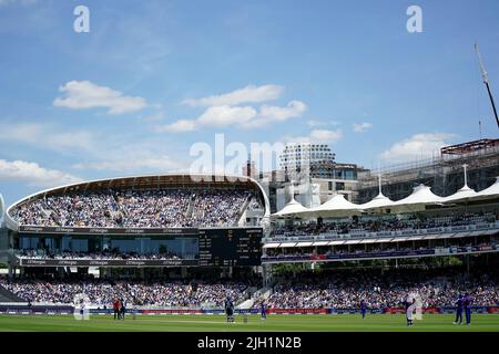 Eine allgemeine Spielansicht während des zweiten eintägigen internationalen Spiels bei Lord's, London. Bilddatum: Donnerstag, 14. Juli 2022. Stockfoto