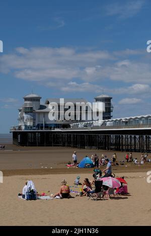 Weston-super-Mare, Großbritannien. 14.. Juli 2022. Sonnig und heiß in Weston. Kredit: JMF Nachrichten/ Alamy Live Nachrichten Stockfoto