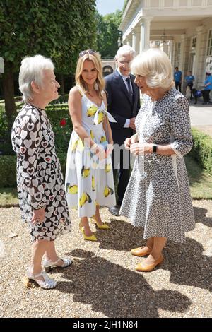 Die Herzogin von Cornwall spricht (von links nach rechts) mit Jacqueline Wilson, Amanda Holden und Paul O'Grady, als sie anlässlich des 160.-jährigen Bestehens des Battersea Dogs and Cats Home einen Empfang im Clarence House, London, veranstaltet. Bilddatum: Donnerstag, 14. Juli 2022. Stockfoto