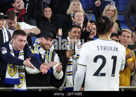 Robina, Australien. 12.. Juni 2022. Pascal Struijk von Leeds United nähert sich nach dem Spiel am 6/12/2022 in Robina, Australien, den Fans. (Foto von Patrick Hoelscher/News Images/Sipa USA) Quelle: SIPA USA/Alamy Live News Stockfoto