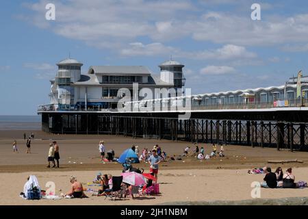 Weston-super-Mare, Großbritannien. 14.. Juli 2022. Sonnig und heiß in Weston. Kredit: JMF Nachrichten/ Alamy Live Nachrichten Stockfoto