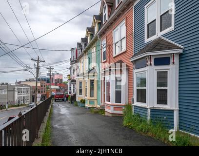 St. John’s, Neufundland und Labrador, Kanada – 21. Juni 2022: Eine Reihe von Stadthäusern in der Innenstadt mit der Stadt im Hintergrund Stockfoto