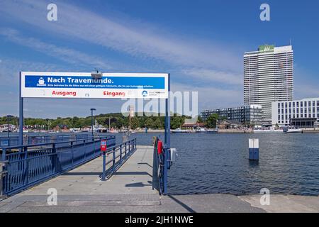 Anlegestelle der Fußpassagierfähre, Priwall, Alter Leuchtturm, Hotel Maritim, Travemünde, Lübeck, Schleswig-Holstein, Deutschland Stockfoto