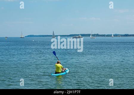 Mann auf SUP-Bord, Boote, Travemünde, Lübeck, Schleswig-Holstein, Deutschland Stockfoto