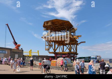 Weston-super-Mare, Großbritannien. 14.. Juli 2022. Siehe Monster, eine Kunstinstallation aus einer stillgelegten Ölplattform, wird am Strand von Weston montiert. Die riesige Metallstruktur wird im alten Tropicana-Schwimmbad sitzen, das einst das trostlose Land von Banksy war. Sie wird rechtzeitig zum Feiertag im August abgeschlossen sein. Kredit: JMF Nachrichten/ Alamy Live Nachrichten Stockfoto