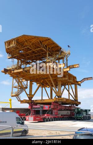 Weston-super-Mare, Großbritannien. 14.. Juli 2022. Siehe Monster, eine Kunstinstallation aus einer stillgelegten Ölplattform, wird am Strand von Weston montiert. Die riesige Metallstruktur wird im alten Tropicana-Schwimmbad sitzen, das einst das trostlose Land von Banksy war. Sie wird rechtzeitig zum Feiertag im August abgeschlossen sein. Kredit: JMF Nachrichten/ Alamy Live Nachrichten Stockfoto