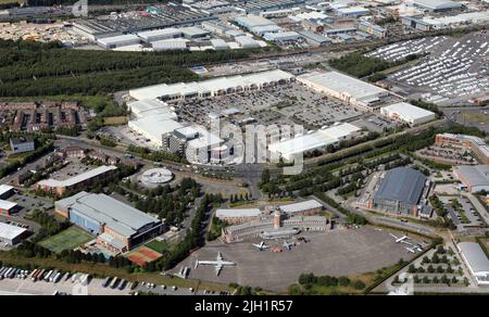 Luftaufnahme des alten Speke Airport & Crowne Plaza Hotels. Dahinter befindet sich der New Mersey Shopping Park (oder Speke Retail Park, wie man es nennt), Liverpool. Stockfoto