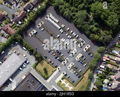 Luftaufnahme, fast senkrecht abwärts, eines Parkplatzes oder Parkplatzes (dieser befindet sich in Grston, Liverpool, UK) Stockfoto